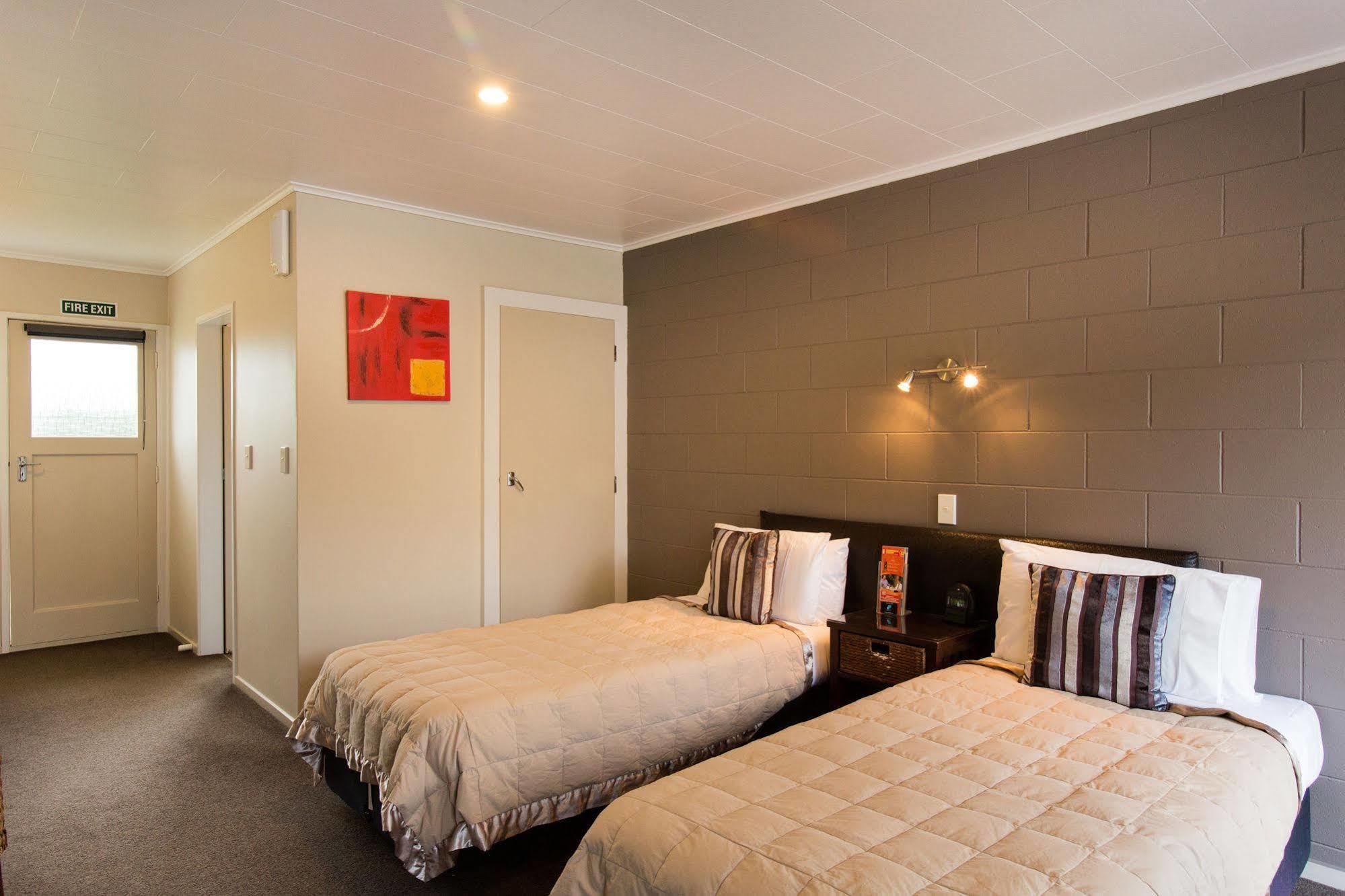 แอคเซ่นต์ ออนเทาโปมอเตอร์ลอดจ์ Motel ภายนอก รูปภาพ